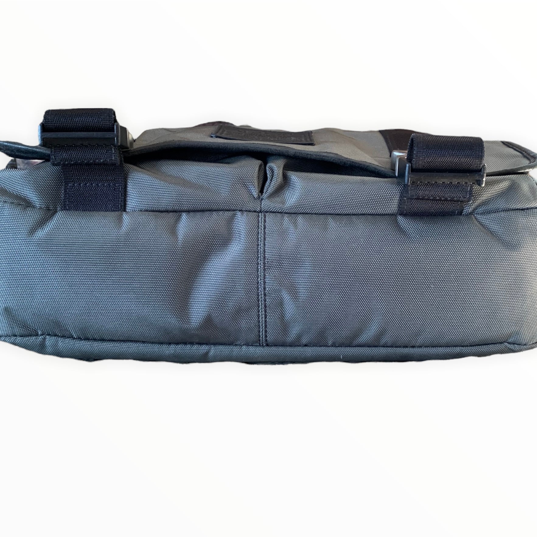 Voyager Leather Messenger Bag At An Affordable Price